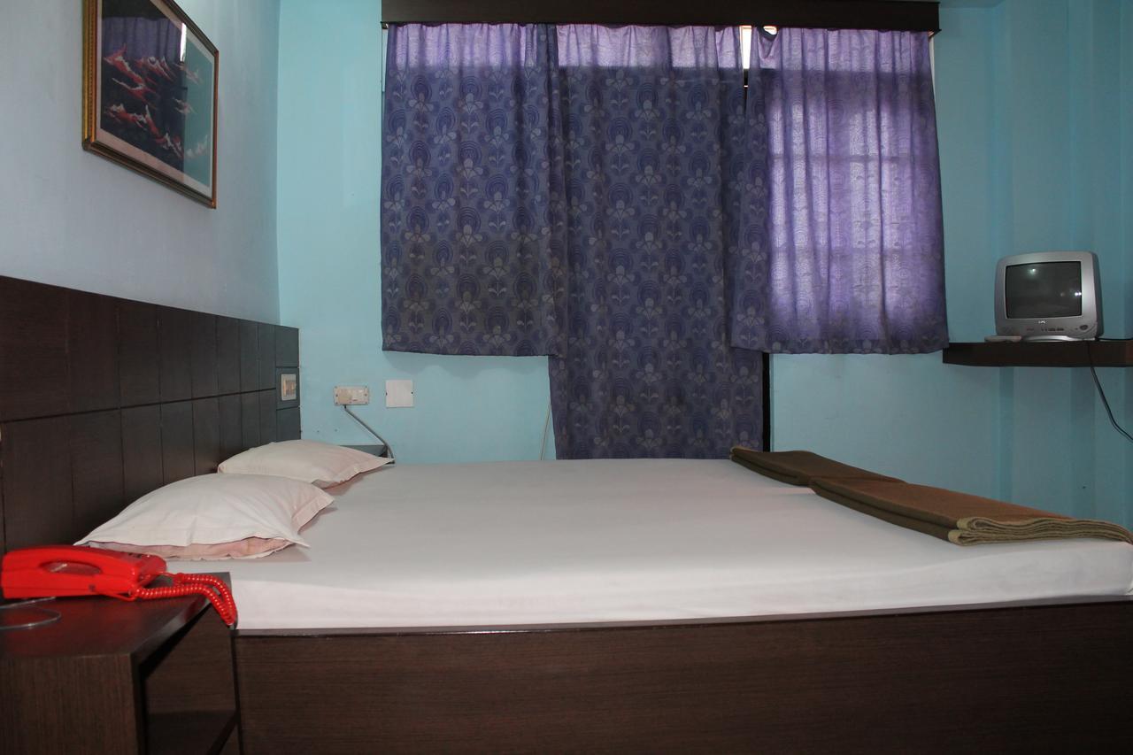 Hotel Arya Palace Puri Buitenkant foto