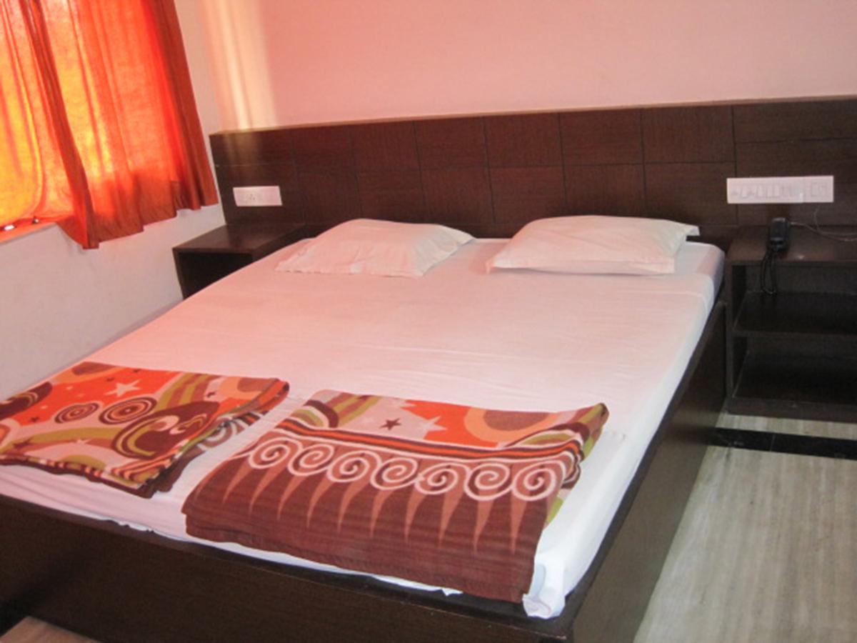 Hotel Arya Palace Puri Buitenkant foto