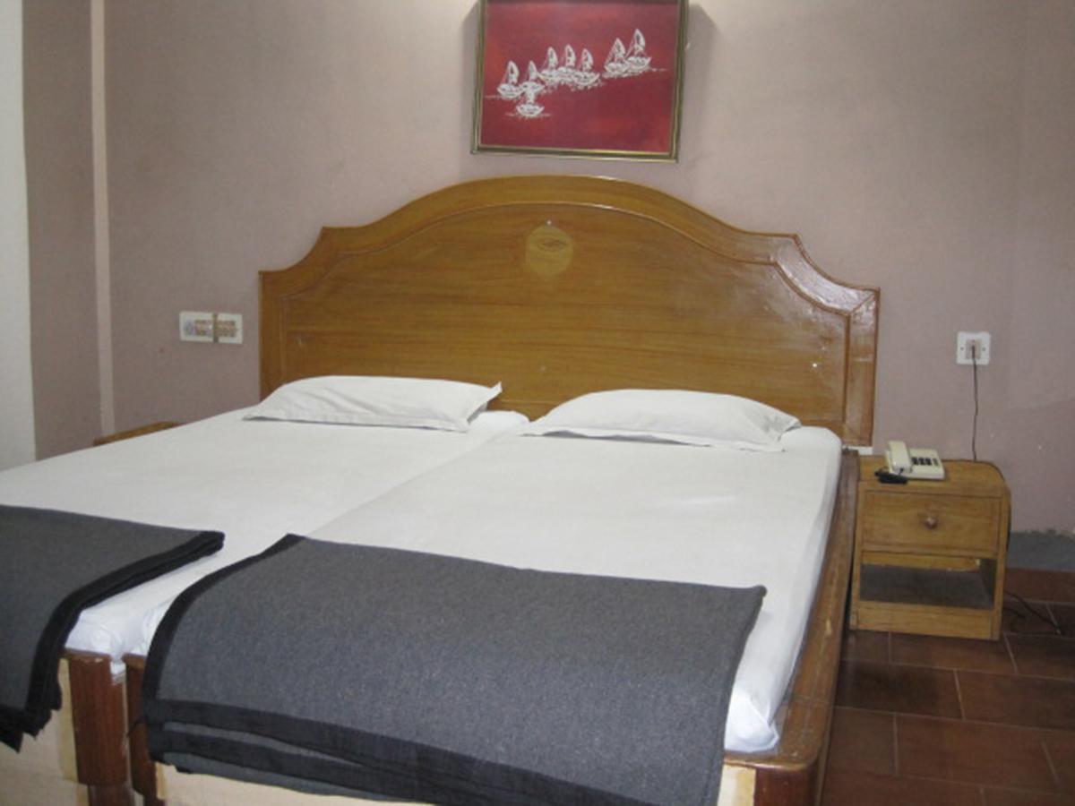 Hotel Arya Palace Puri Buitenkant foto