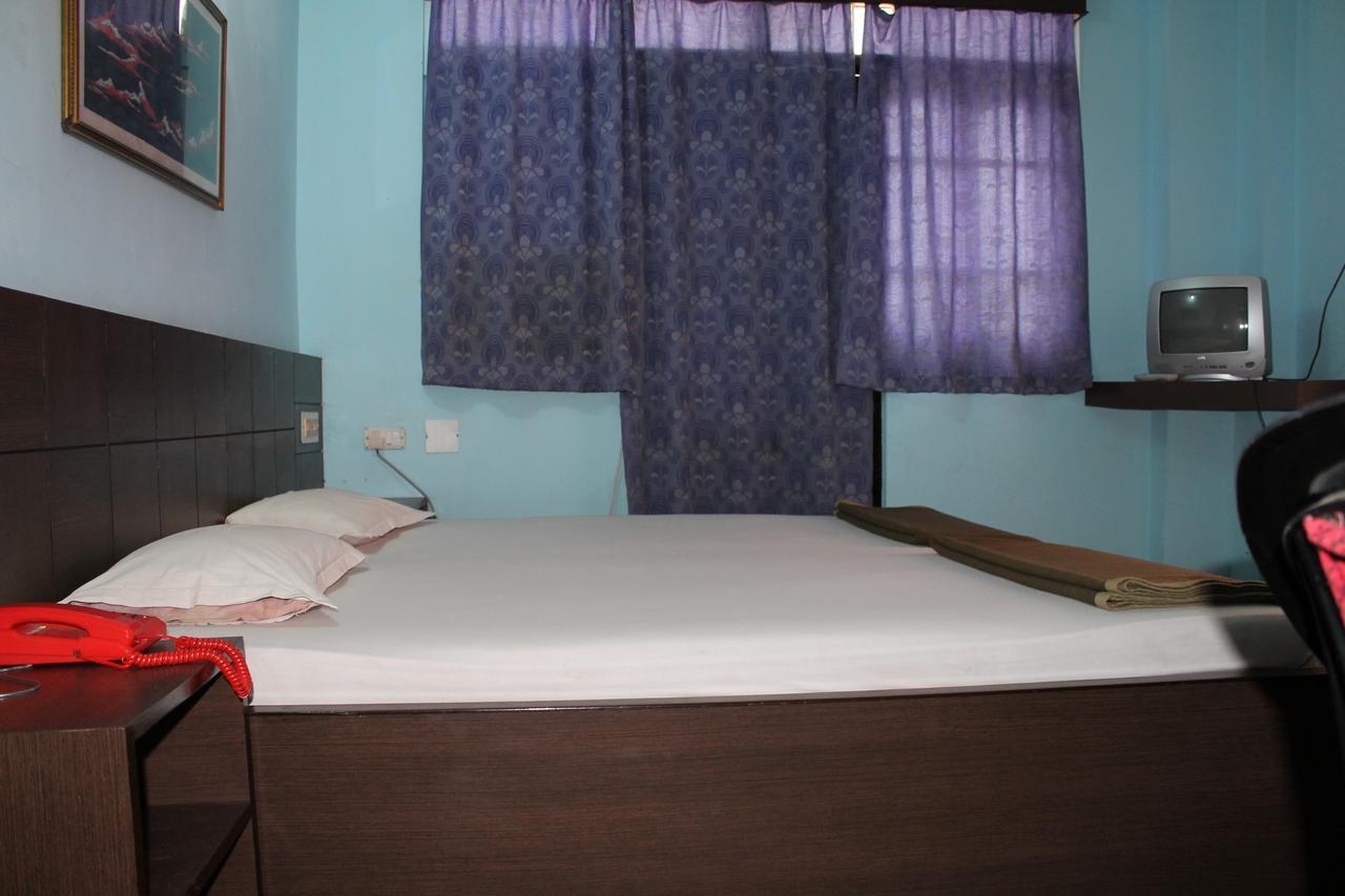 Hotel Arya Palace Puri Buitenkant foto