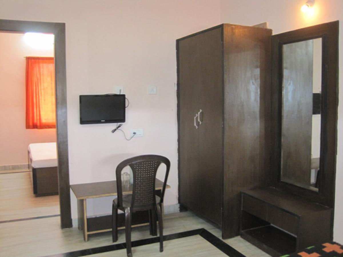Hotel Arya Palace Puri Buitenkant foto