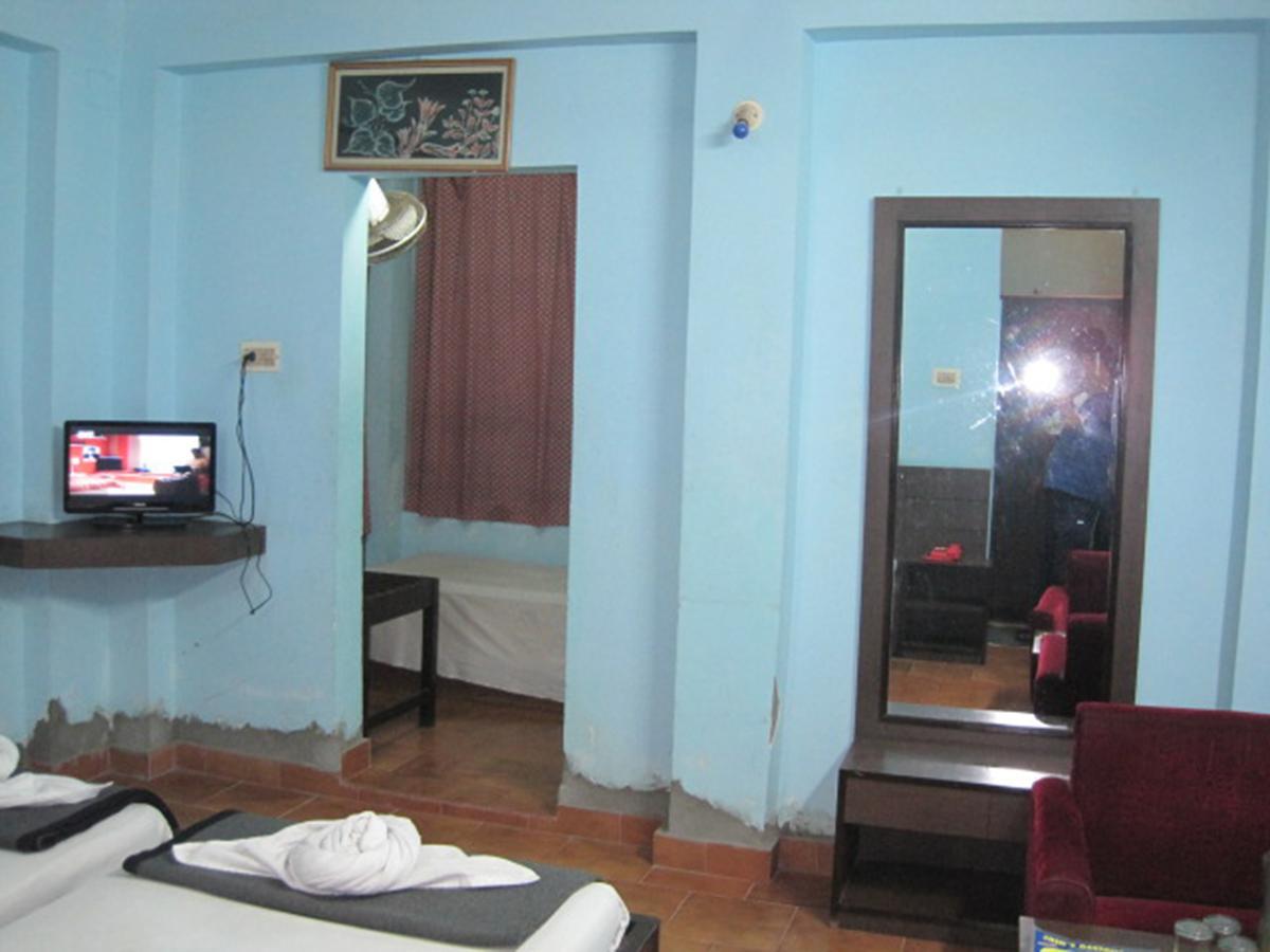 Hotel Arya Palace Puri Buitenkant foto