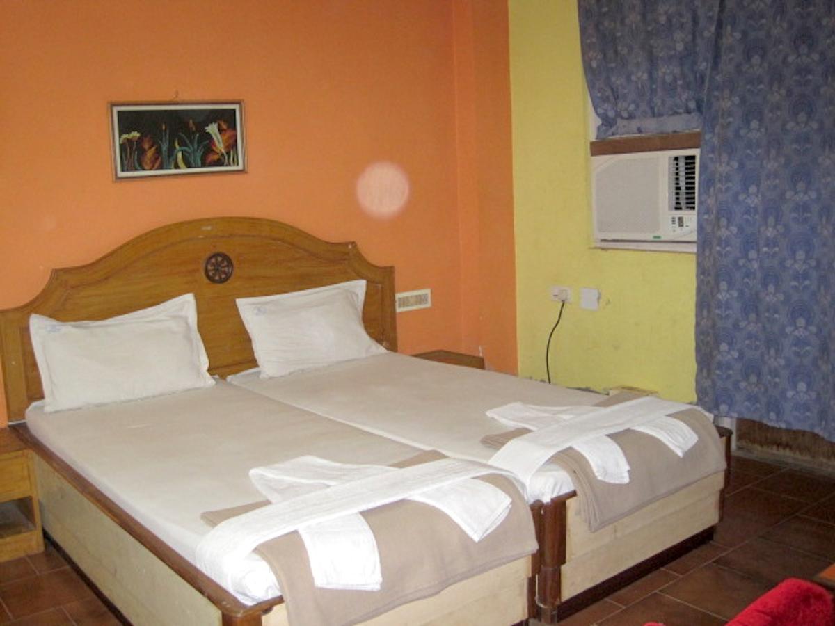 Hotel Arya Palace Puri Buitenkant foto