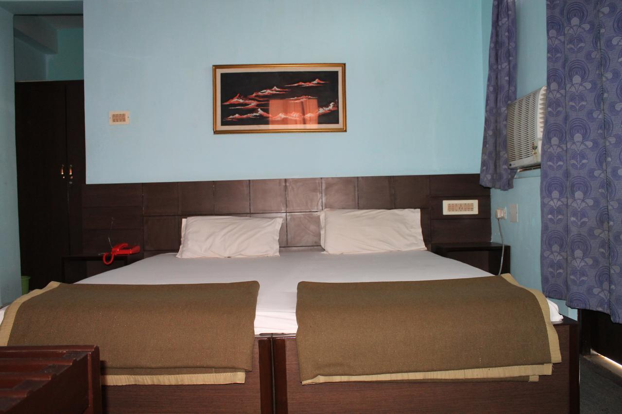 Hotel Arya Palace Puri Buitenkant foto