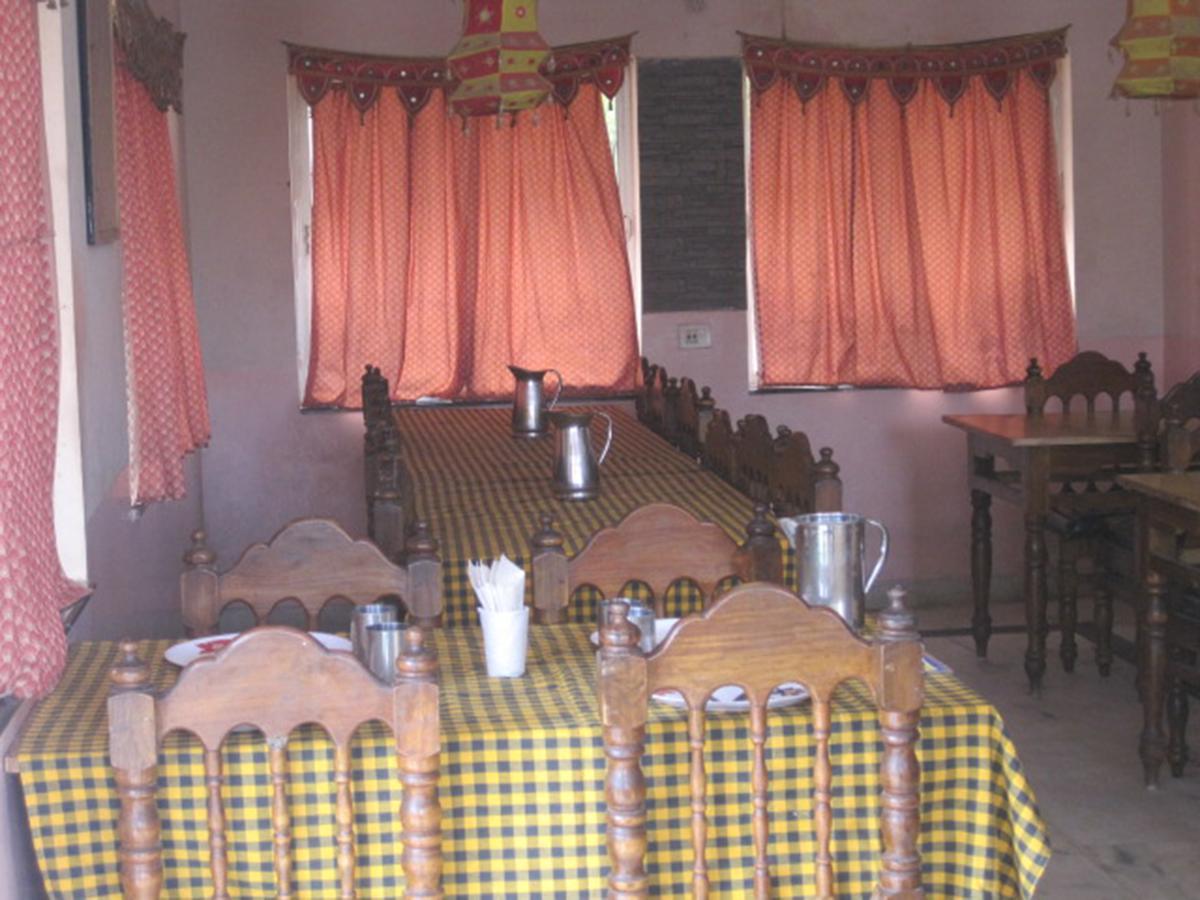 Hotel Arya Palace Puri Buitenkant foto