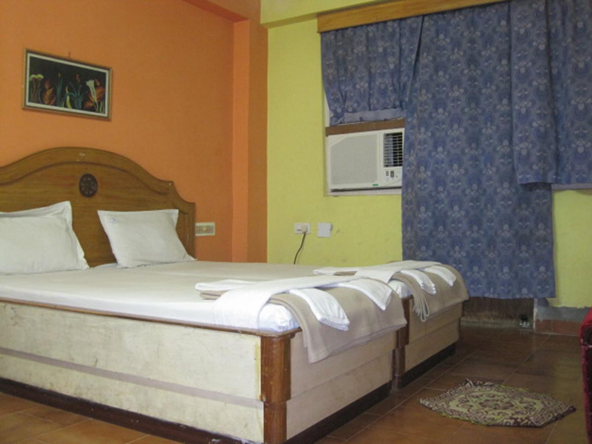Hotel Arya Palace Puri Buitenkant foto
