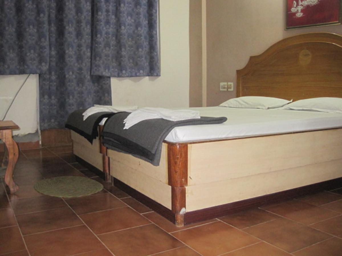 Hotel Arya Palace Puri Buitenkant foto