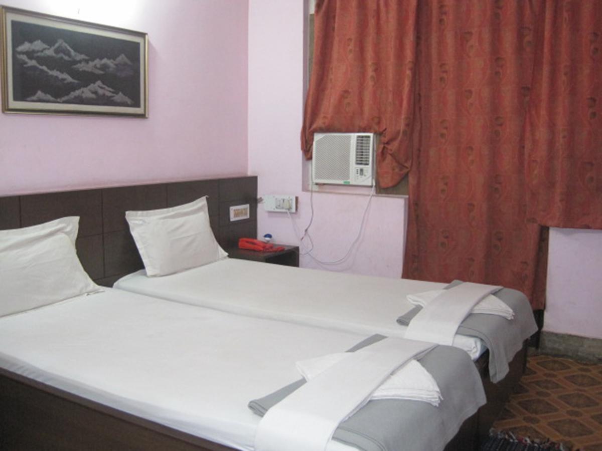 Hotel Arya Palace Puri Buitenkant foto