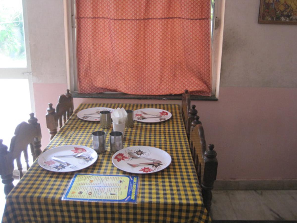 Hotel Arya Palace Puri Buitenkant foto