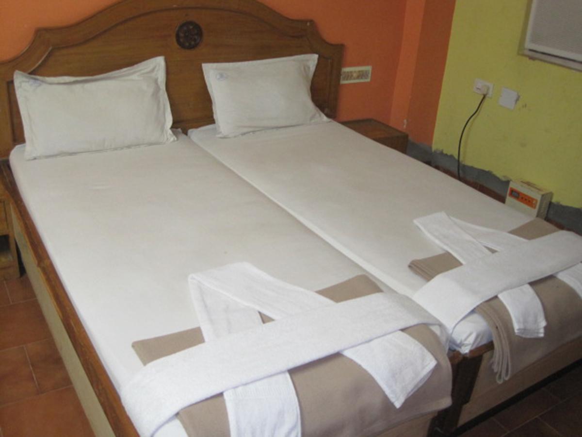 Hotel Arya Palace Puri Buitenkant foto