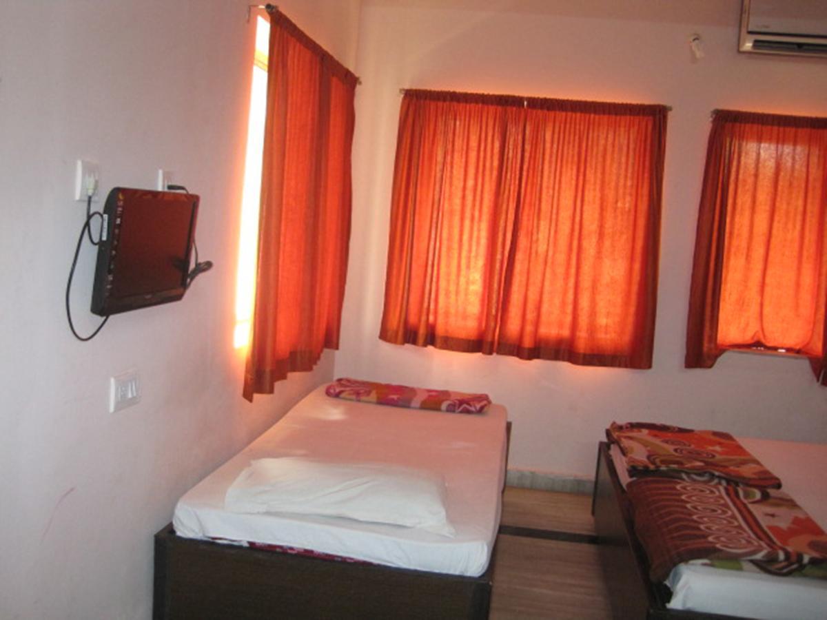 Hotel Arya Palace Puri Buitenkant foto