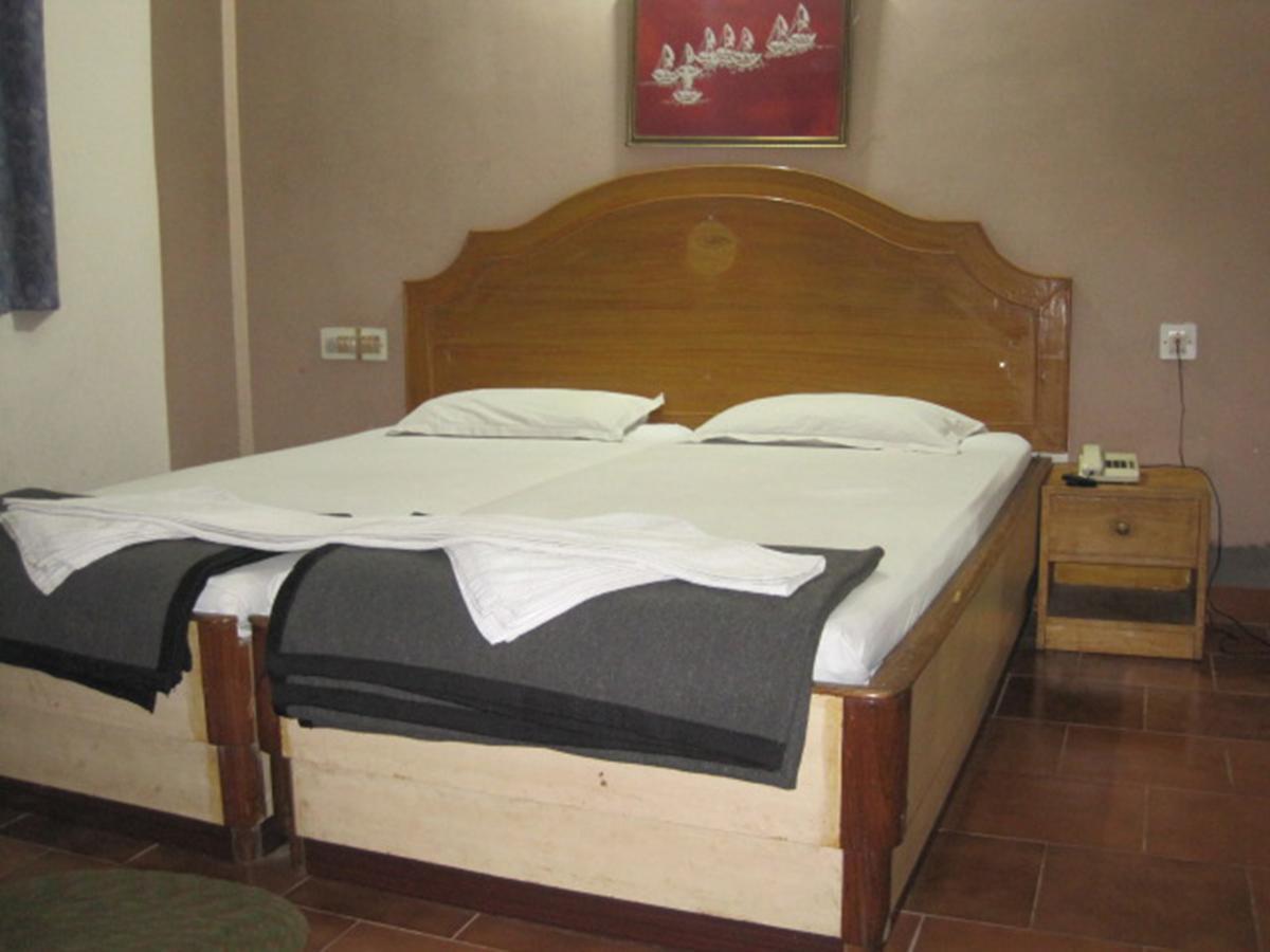 Hotel Arya Palace Puri Buitenkant foto