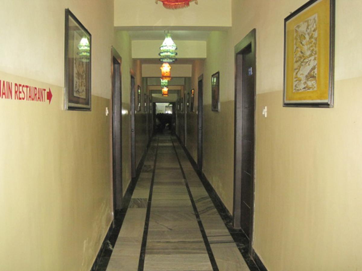 Hotel Arya Palace Puri Buitenkant foto